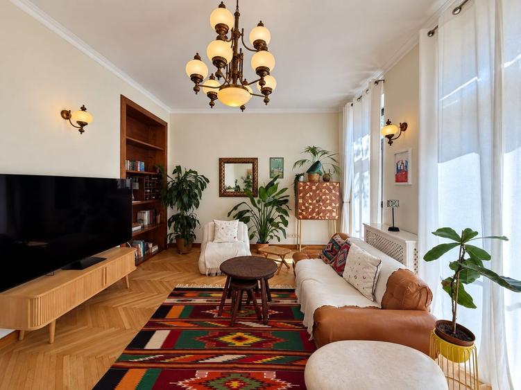 Apartament interbelic cu șemineu și balcon | Lângă Parcul Cișmigiu