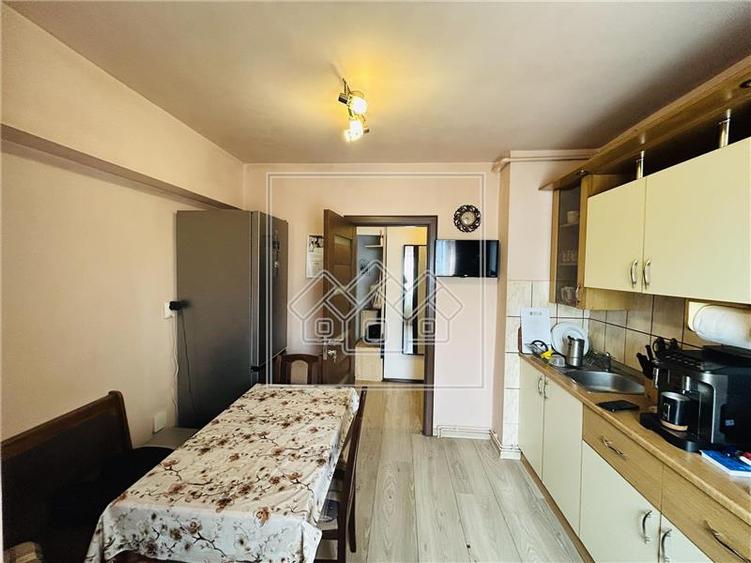 Ap decomandat, 4 camere, balcon - Zona Mihai Viteazu