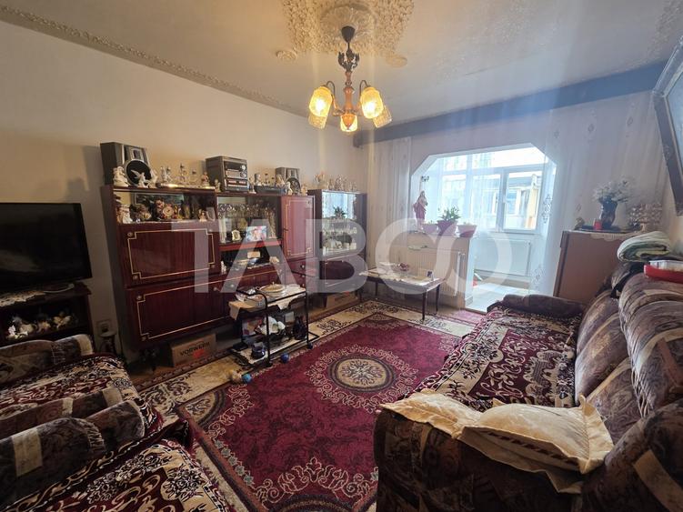 Apartament 3 camere decomandat zona 1 Decembrie 75mp si boxa la subsol