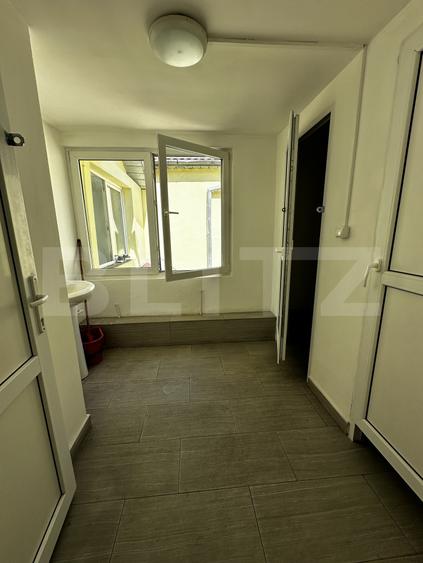 Două camere într-o casă de inchiriat, cu acces la bucătărie și baie