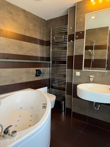 Apartament renovat situat in ansamblu rezidential cu piscina/ Iancu Nicolae