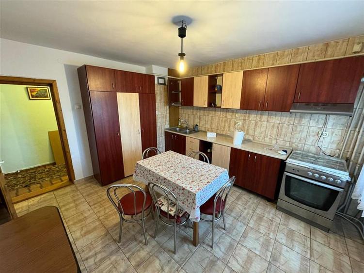 Apartament 4 camere, etaj 3/4, 104 mp, Penny Market Valcele