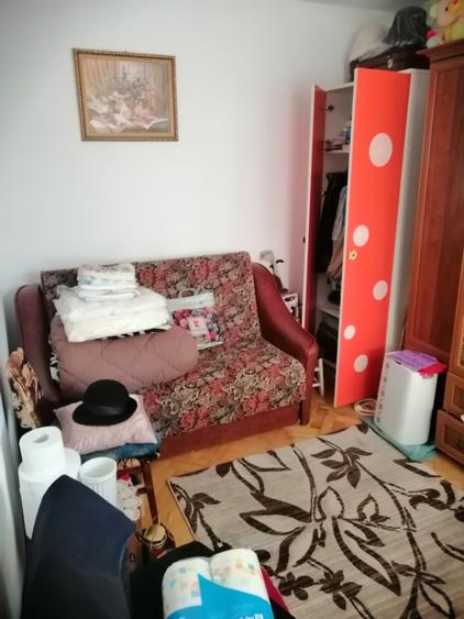Apartament la parter cu balcon pretabil locuit/birou