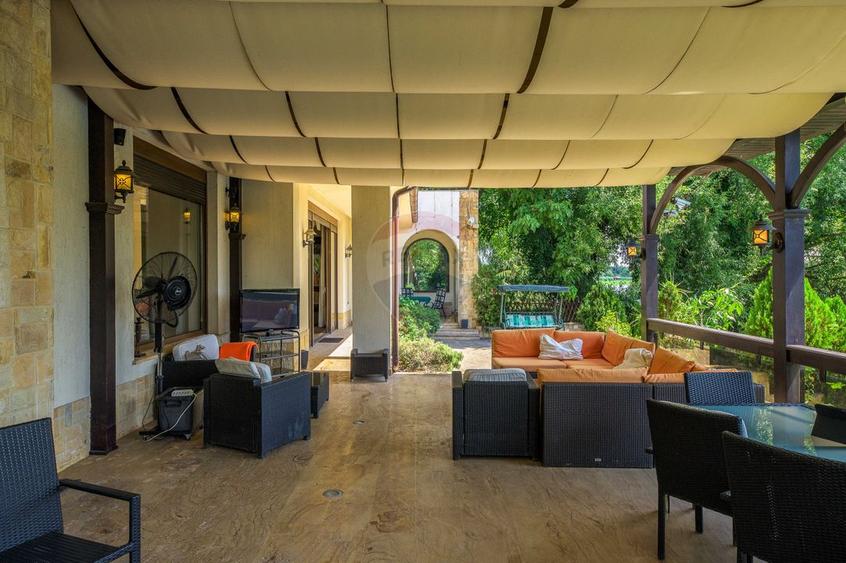 Vila neoromânească cu influențe toscane pe malul lacului Snagov