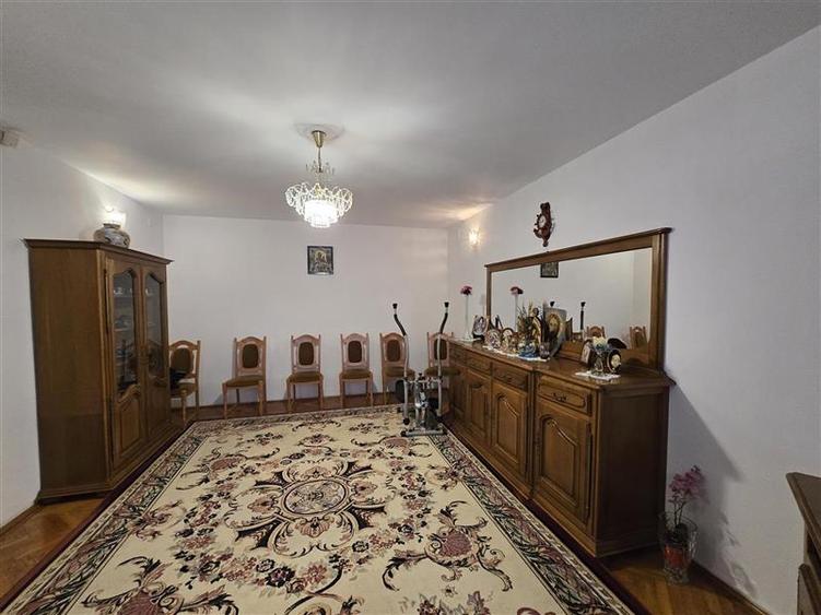 Vila versatila 7 camere + Garaj, Pivnita si Centrala Proprie, zona 1 Mai - Ion M