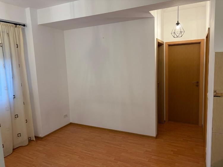 Proprietar, apartament 3 camere, semimobilat si utilat, parcare