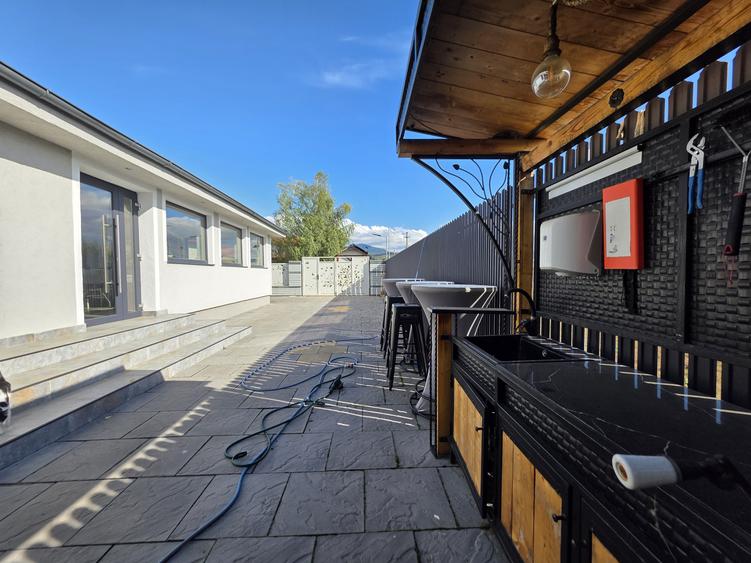 Spațiu comercial la parter de casa, teren 300mp, Râșnov