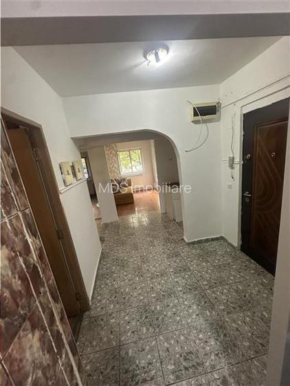 Decomandat pe 2 parti cu centrala langa Posta