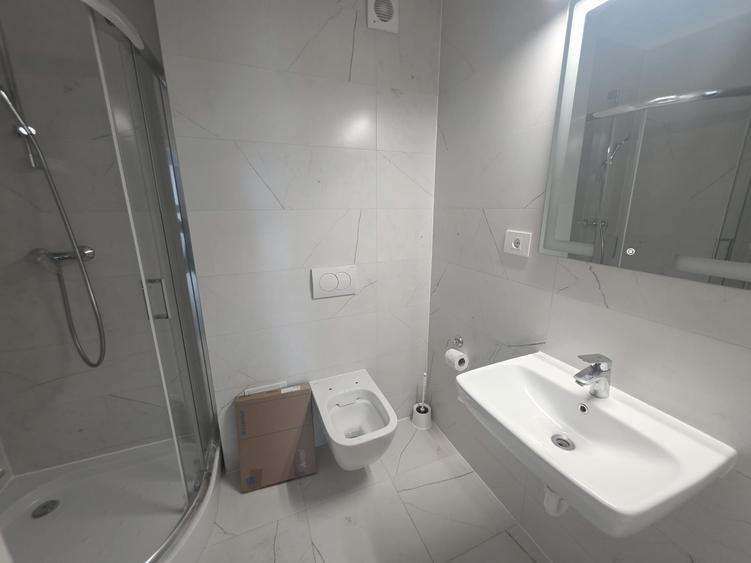 Vand apartament 3 camere si 2 bai zona Tractorul- Coresi cu parcare subterana