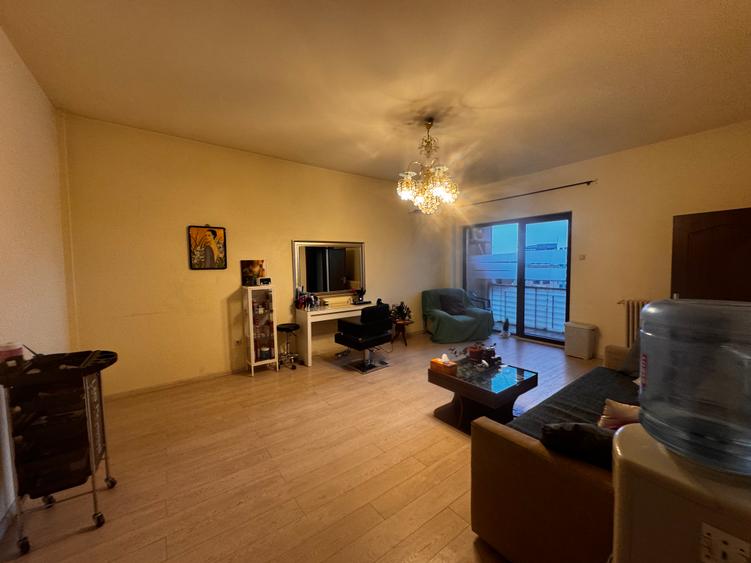 Apartament mare, luminos, 50 metri de metrou.