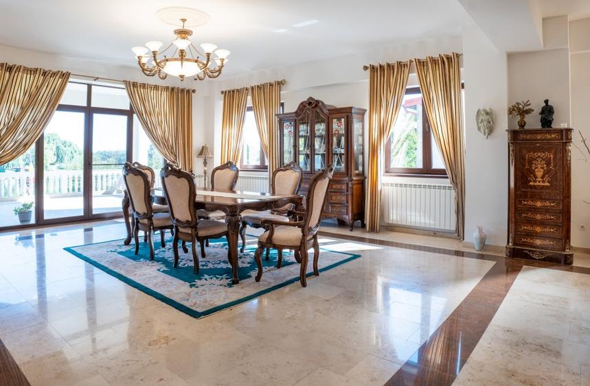 Proprietate pe lac cu potențial de reconversie premium