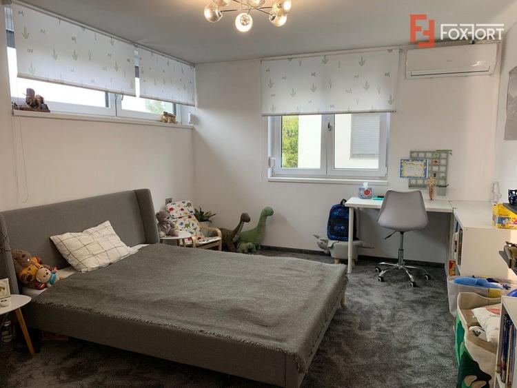 Duplex de vanzare cu 5 camere si 3 bai, zona Mehala