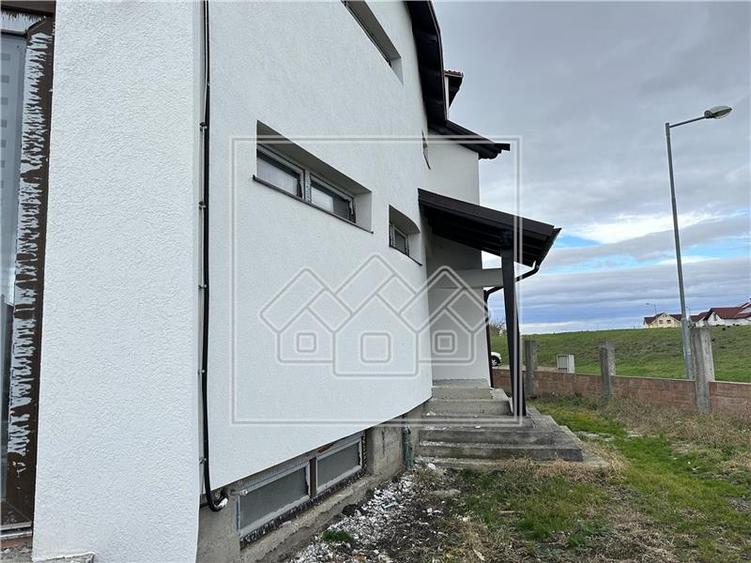 Casa individuala, compartimentare frumoasa, pivnita, semifinisata