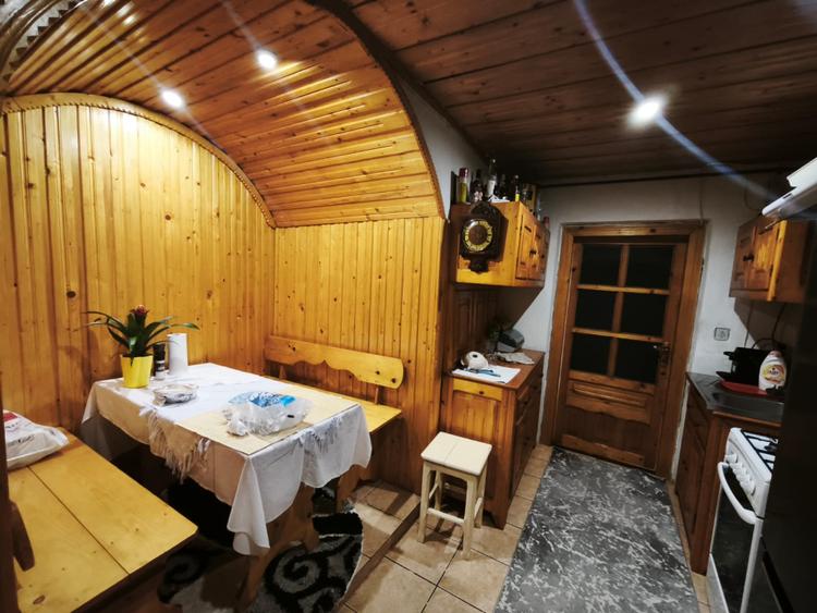 Casa de vanzare cu 3 camere, 80 mp, 900 mp teren, Siret