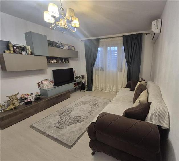 Apartament 3 camere semidecomandat, zona Orizont