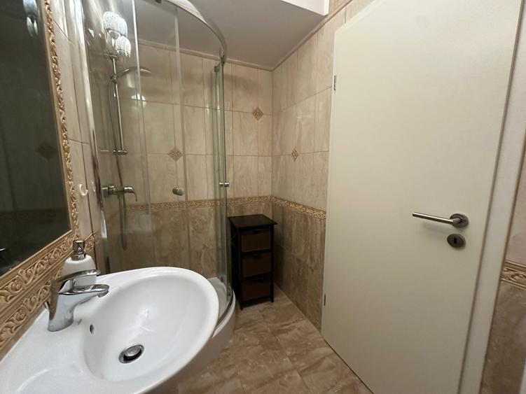 Inchiriez apartament DECOMANDAT 3 camere cu parcare si boxa
