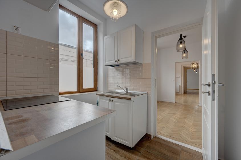 In Cartierul Evreiesc, casa 3 camere pivnita si mansarda open space.