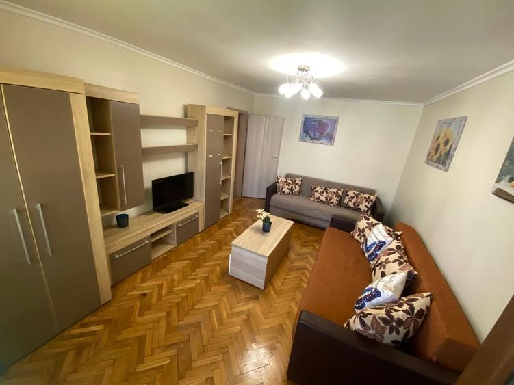 Apartament 3 camere, decomandat, etaj 2, pacrare, UMF