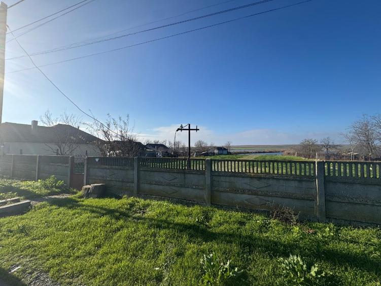 Teren intravilan cu iesire la lacul Corbu