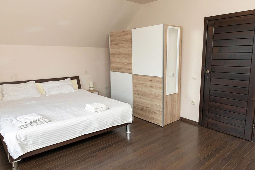 Vilă 5 dormitoare, 4 băi, 2 248mp teren, piscină. Preț: 229 000 E.