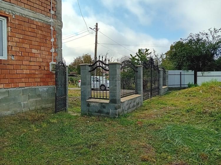 De vanzare casa in rosu cost 2014 pe 2 nivele 2x260mp +mansarda terem 1200mp