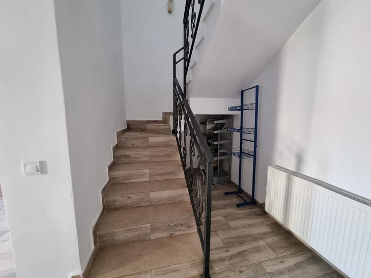Casă înșiruită de închiriat | 3 dormitoare | Terasă 16 mp | 600 €