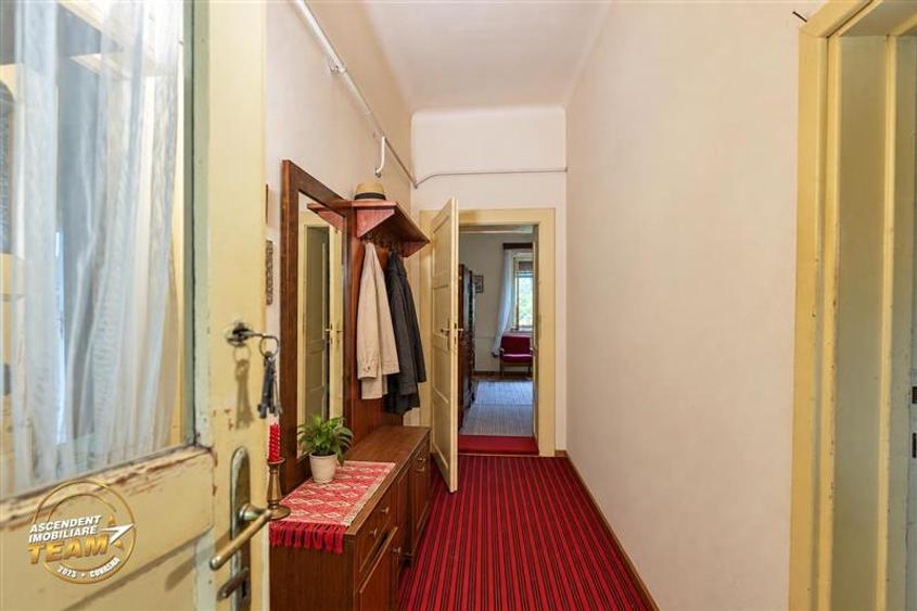 Casa cu istorie,3 camere,potential mansardare,1.840mp teren,in cadru linistit si