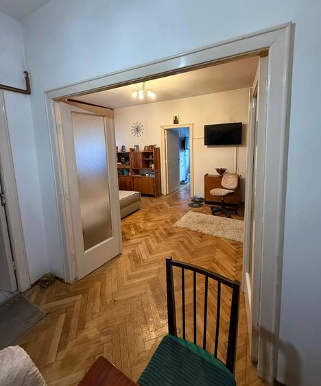 Piata KOGALNICEANU,apartament cochet in imobil interbelic creditabil la CISMIGIU