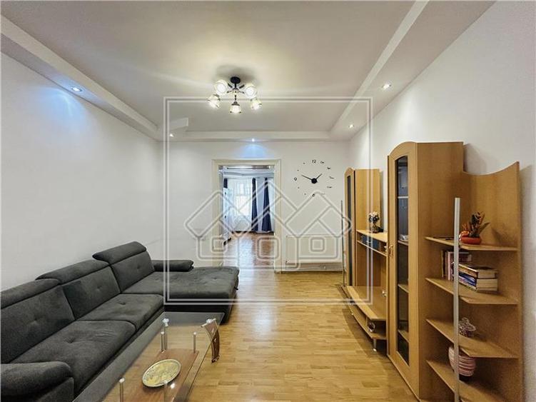 Apartament cu 2 camere, pivnita, pod, 63 mp utili, pret negociabil