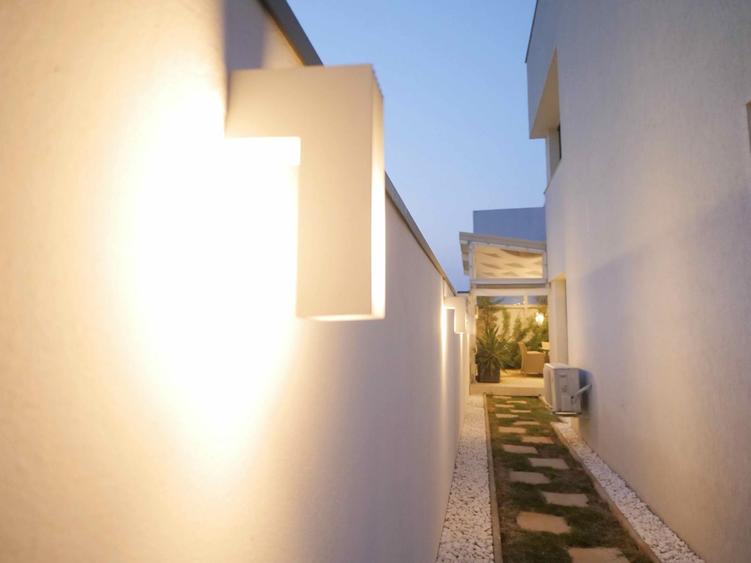 VILA DEOSEBITA CU PISCINA si GARAJ