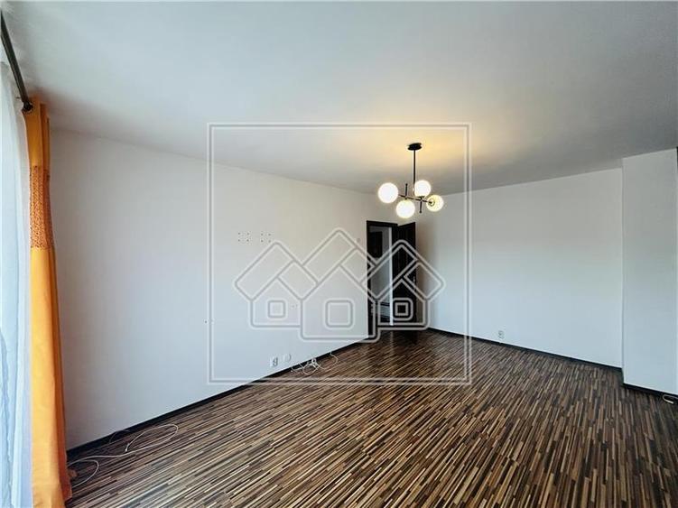 Ap decomandat, renovat, 2 camere, 2 balcoane - aer conditionat