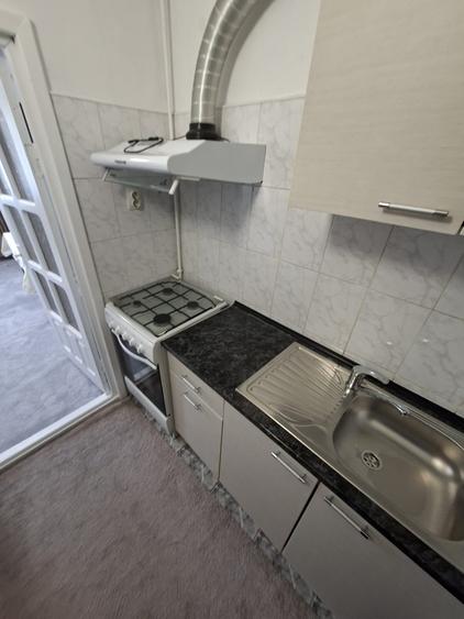 Garsoniera, etaj 3/4 ,zona Podu Ros