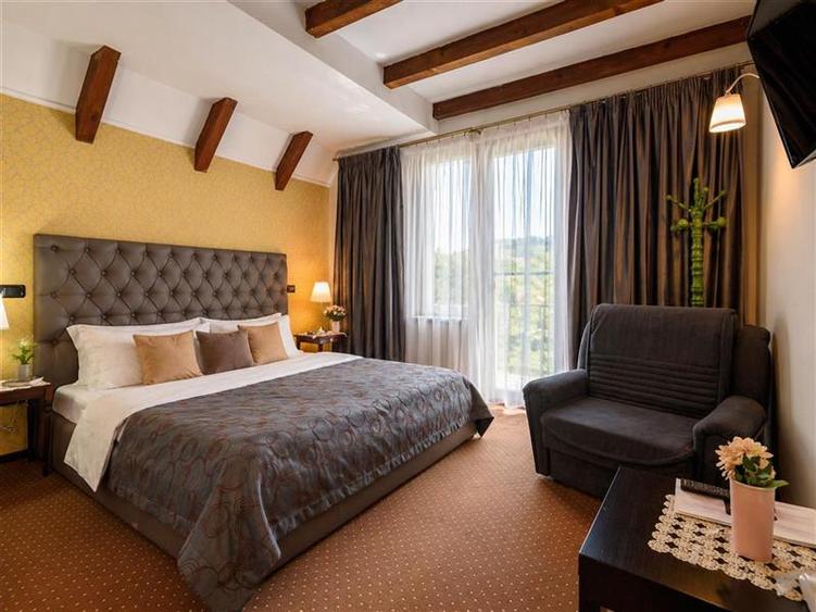Langa Castelul Bran: Pensiune + restaurant + transfer afacere activa
