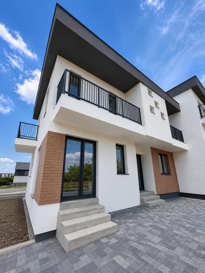Casă cuplată  de vânzare  in cartier privat, zona Terra