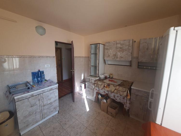 Apartament de vanzare, 3 camere, semidecomandat, 64 mp, Cod 160595