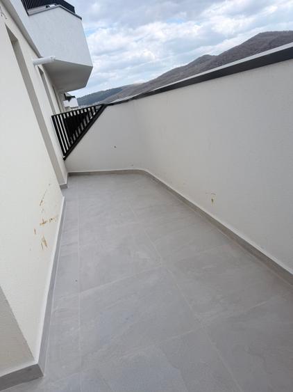 Apartament cu 3 camere,terasa,parcare,zona Eroilor,etaj intermediar