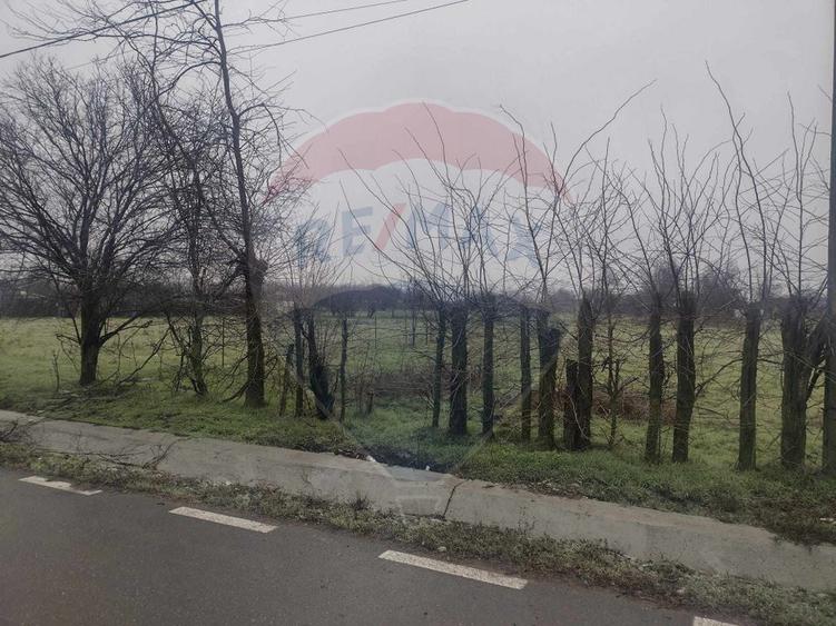 Teren intravilan 2.205 mp – dublă deschidere, utilități, parcelabil