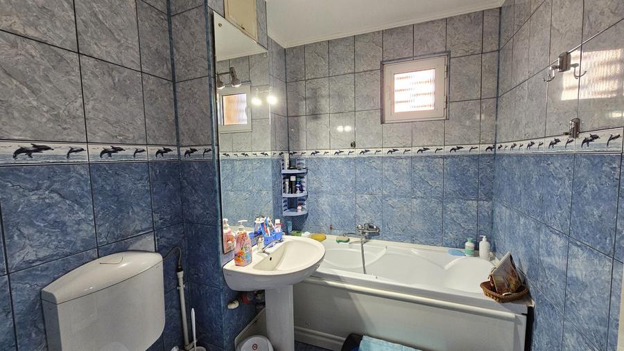 Apartament spațios cu 4 camere – Micro 18, zonă liniștită !