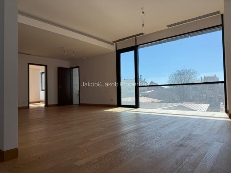 3 camere, 3 bai, 2 dormitoare Master - într-o clădire cu arhitectură deosebită - 3