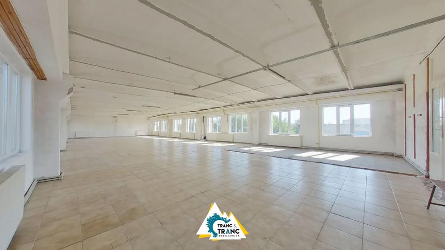 Clădire împunătoare de 540 mp pe 2 nivele în Sânnicolau Mic