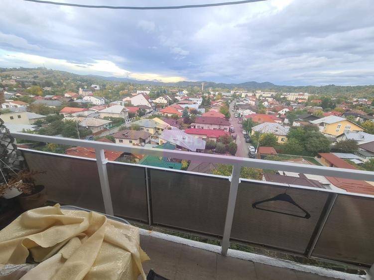 Apartament cu 3 camere de vanzare in Campina - Zona Cuza
