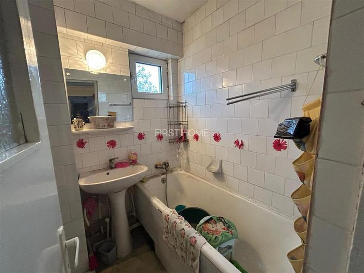 Apartament cu 4 camere de vanzare, zona Teatru