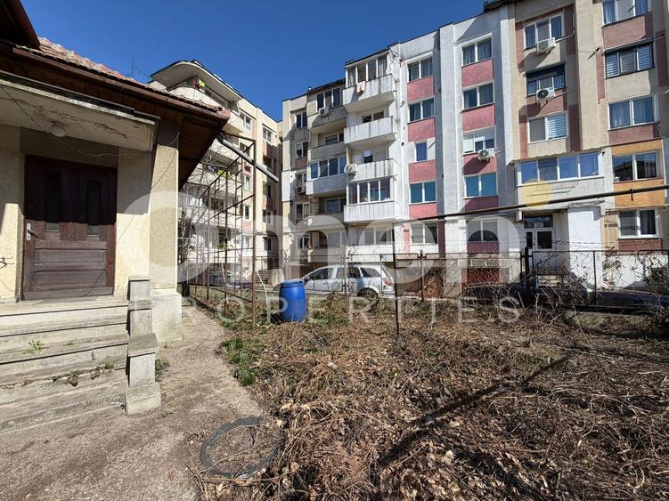 Casa de vanzare cu 446 mp teren si garaj, situata in zona centrala