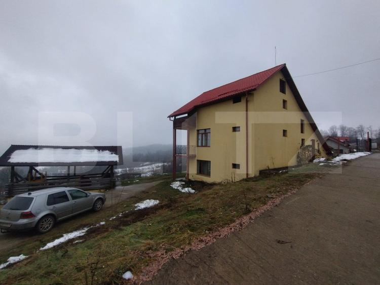 Villa, 500 mp, 7 camere, 3500 mp teren, zona Stramba