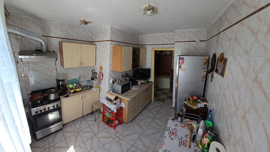 Brancoveanu,3 camere bloc 4 nivele, zona cu verdeata , Parter inalt