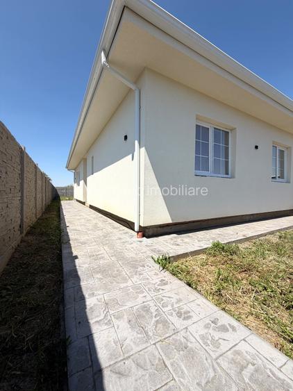 Duplex cu 3 camere, 80 mp utili, 16 mp terasa, 463 mp teren - Sag.