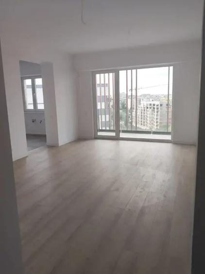 Garsoniera spatioasa cu terasa-gradina vedere libera langa Metrou