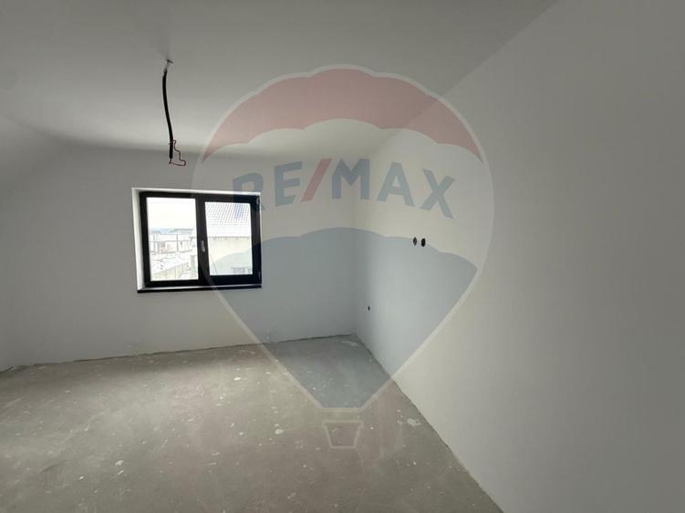 Casă / Vilă cu 4 camere de vânzare în zona Lascar Catargiu