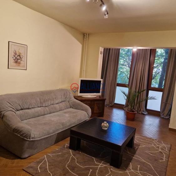 Inchiriez apartament 3 camere decomandat