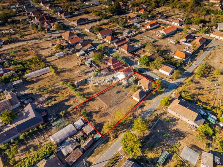 Proprietate cu teren 1.359 mp, poziție pe colț și utilități la strada